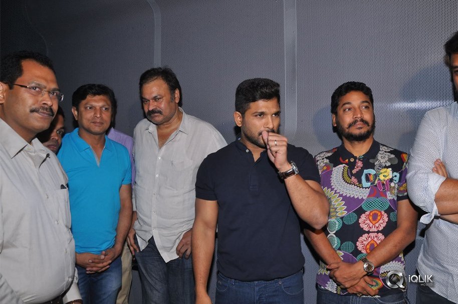 Army-People-Watching-Naa-Peru-Surya-Naa-illu-India-Movie-Photos